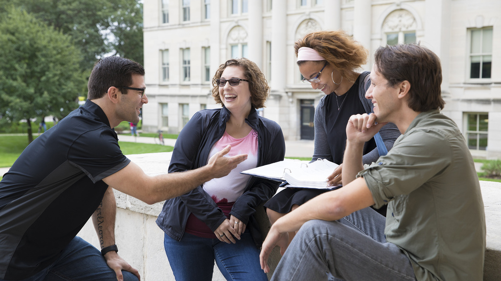 students studying togoether on pentacrest